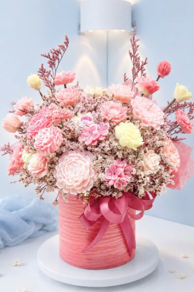 Giỏ hoa nến thơm thiết kế tinh tế, kết hợp hoa trang trí và hương thơm dịu nhẹ, phù hợp decor không gian sống và làm quà tặng ý nghĩa.